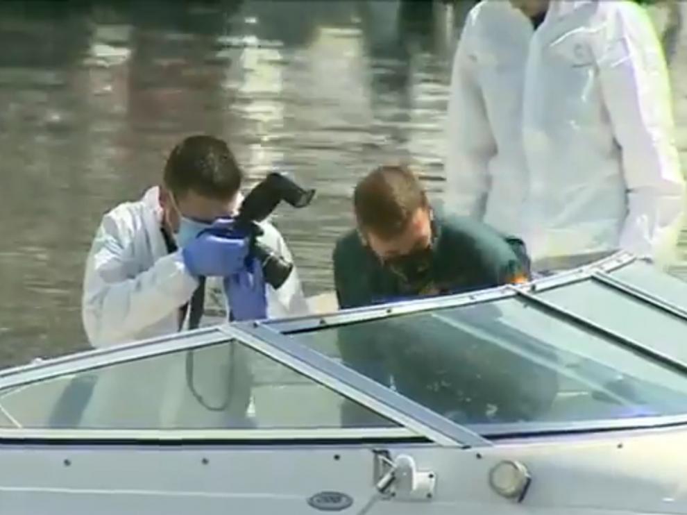 Agentes de la Guardia Civil inspeccionan el barco de Tomás Gimeno.