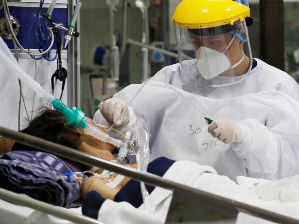 Personal médico trabaja en una unidad de cuidados intensivos en el Hospital El Tunal, en Bogotá (Colombia).