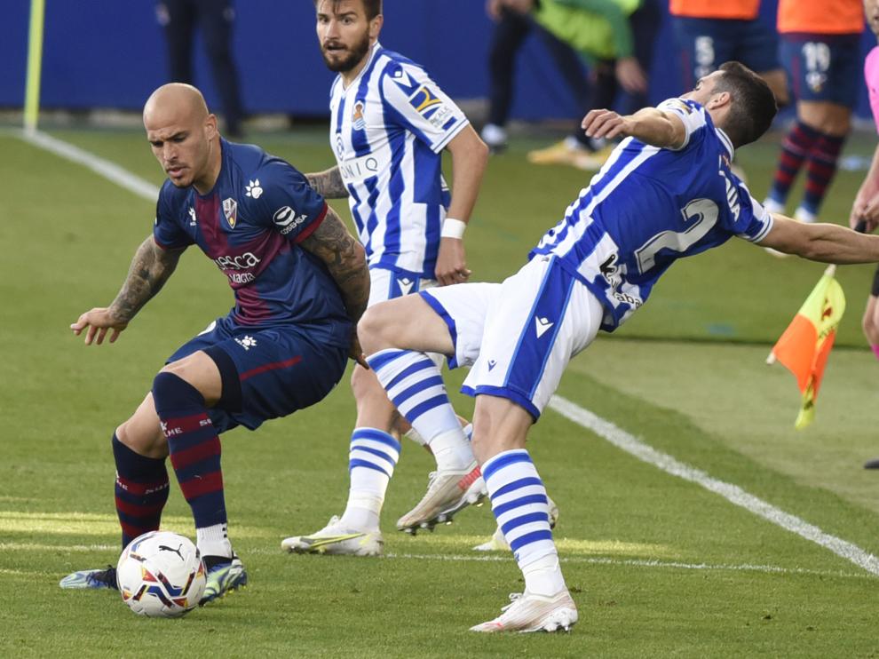 Sandro se marcha con la pelota ante Zaldua en el Huesca-Real Sociedad.