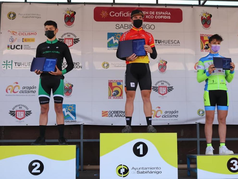 Rafa López, del Vive CC Oscense cadete, a la derecha, en el podio