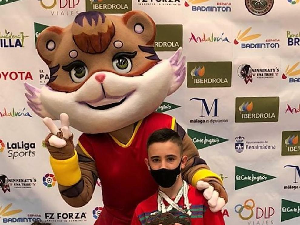 El oscense Alejandro Gállego, con las tres medallas conseguidas.