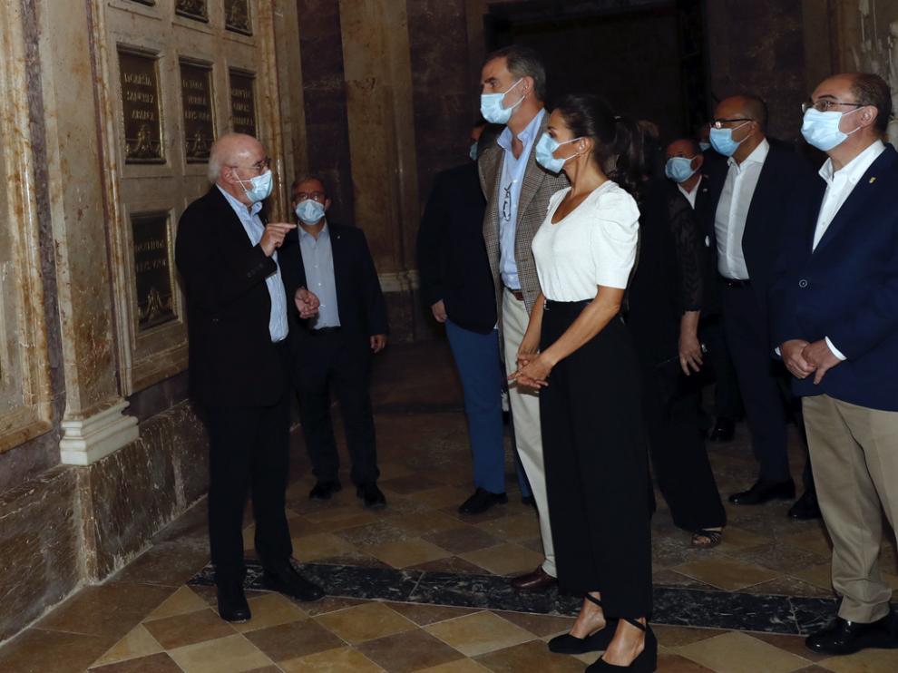 José Luis Solano explica a los reyes y las autoridades el espacio museístico dedicado al conde de Aranda en San Juan de la Peña.