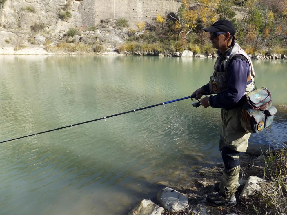 Manau, disfrutando de una jornada de pesca en plena naturaleza.