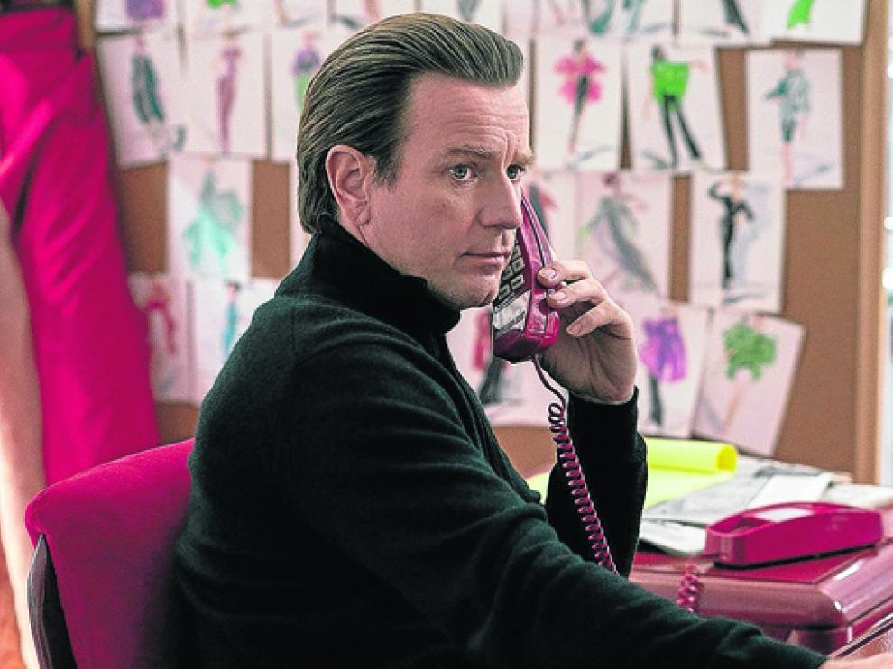 En ‘Halston’, Ewan McGregor se pone en la piel del legendario diseñador de moda estadounidense.