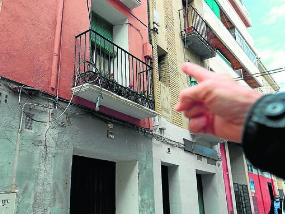 En la foto se pueden apreciar los cables atados al balcón