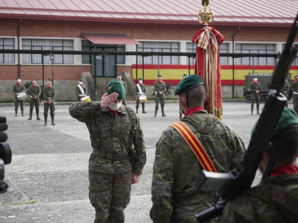 Compañeros del cabo fallecido del Regimiento de Infantería América 66 participan en un acto de homenaje en el Acuartelamiento de Aizoín, Navarra.