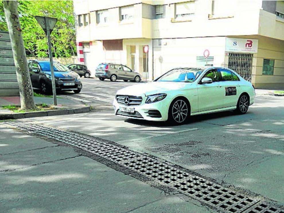 Las alcantarillas generan un ruido constante al paso de los muchos vehículos que circulan por esta avenida.
