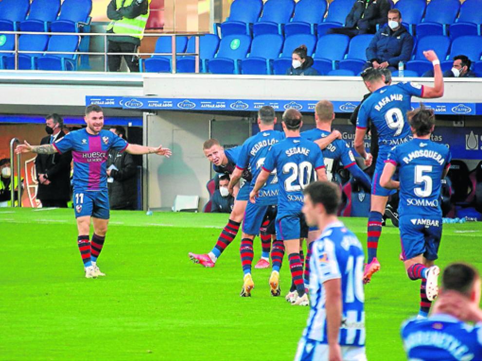 Los jugadores del Huesca celebran el gol de la victoria ante la Real Sociedad.