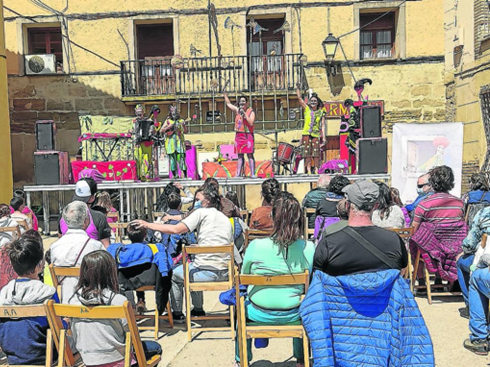 Los Titiriteros de Binéfar reunieron a más de 300 personas en Angüés.