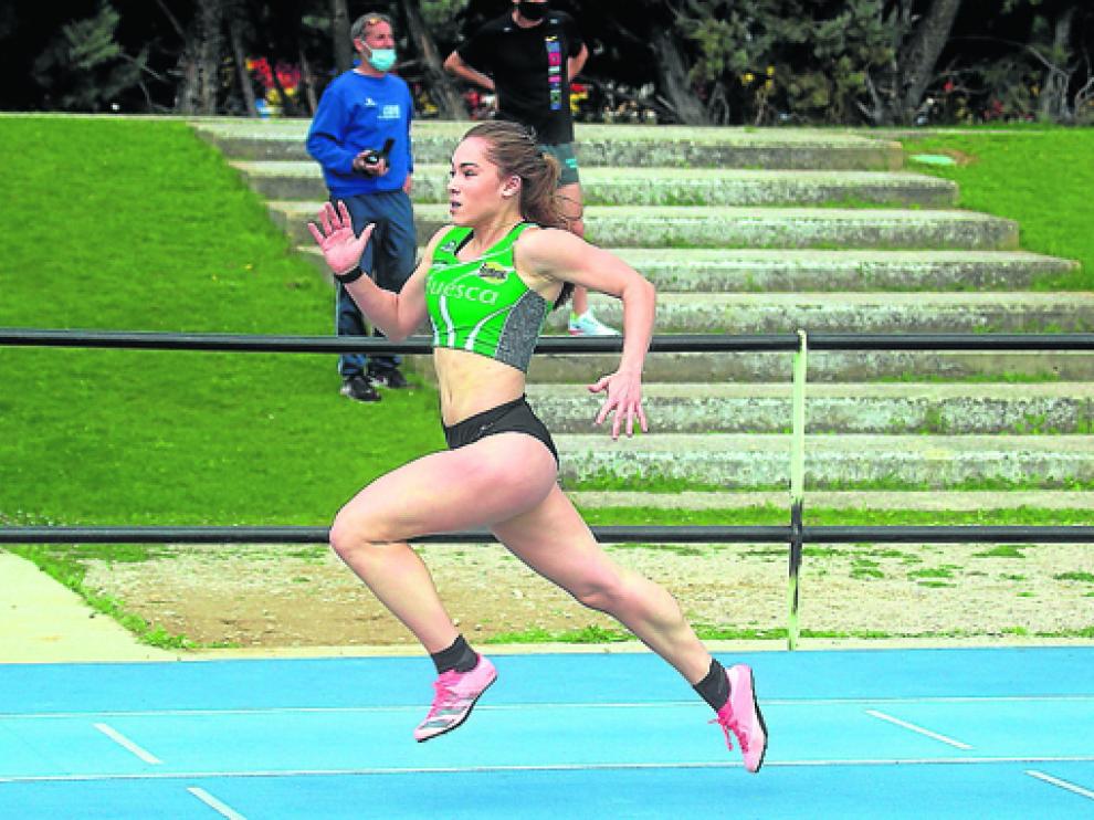 Manuela Villabona, durante la prueba de 100 lisos el pasado sábado en Huesca.