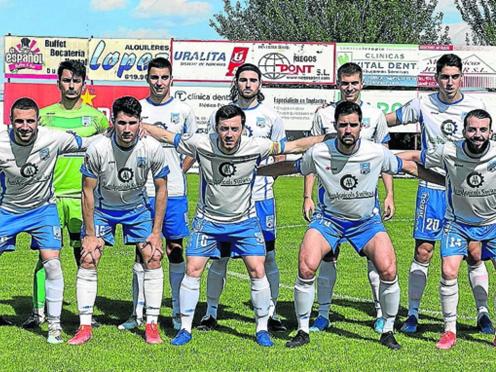 Parte del once inicial del Sariñena en el partido de este domingo