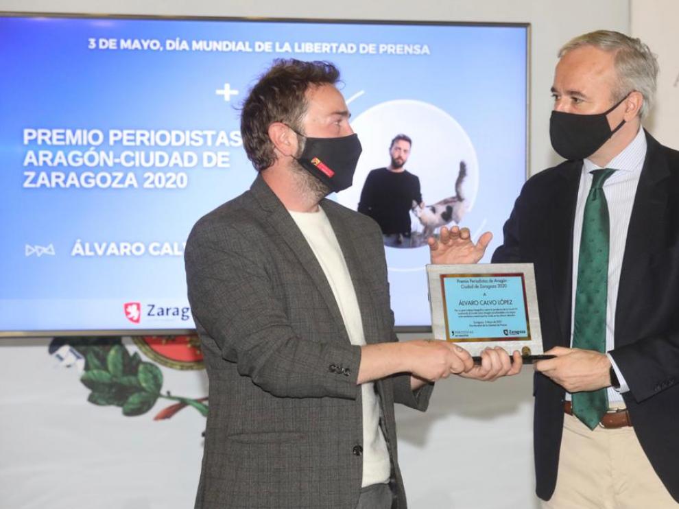 Álvaro Calvo recoge de manos del alcalde Jorge Azcón el Premio Periodistas de Aragón-Ciudad de Zaragoza 2020
