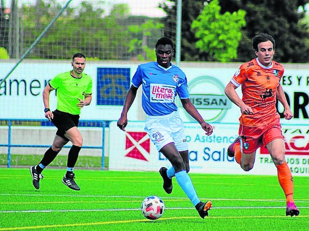 Sule controla la pelota en una jugada del partido que disputaron ayer Binéfar y Borja.