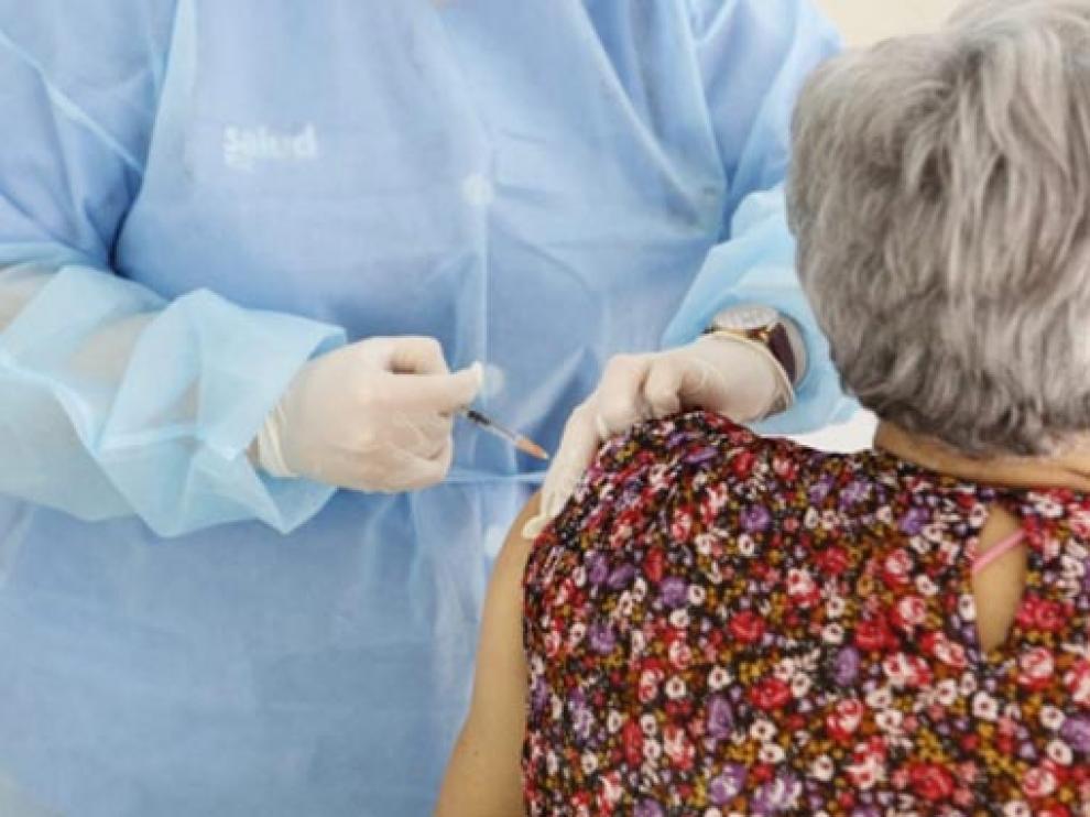 Una aragonesa recibiendo la vacuna contra el coronavirus