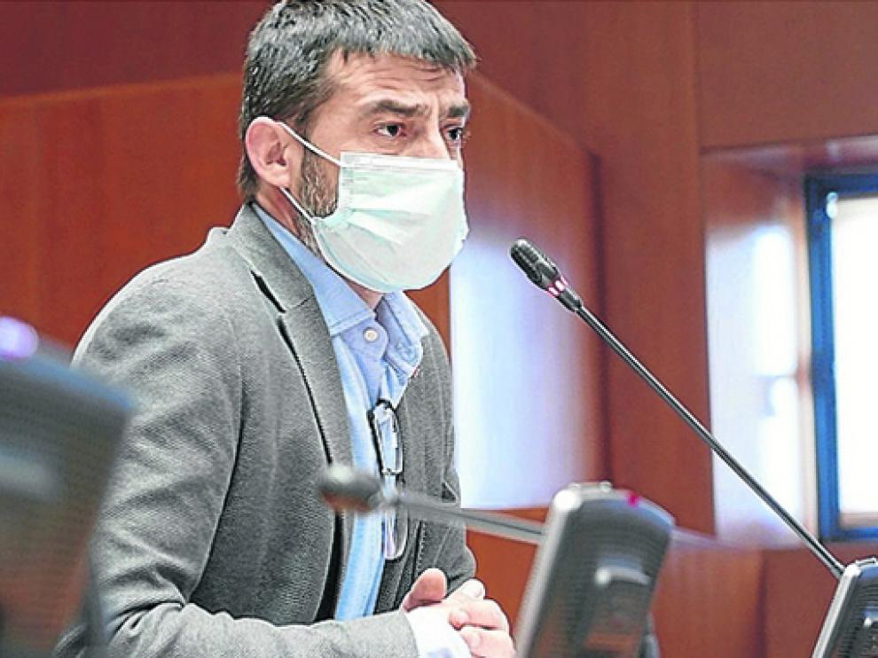 Álvaro Sanz, diputado de IU, durante la sesión de ayer en las Cortes de Aragón.