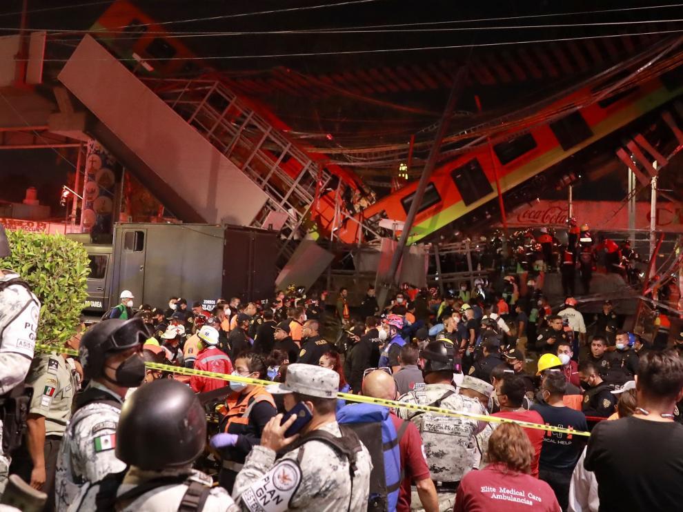 Imagen de cómo han quedado los vagones del metro tras desplomarse el puente