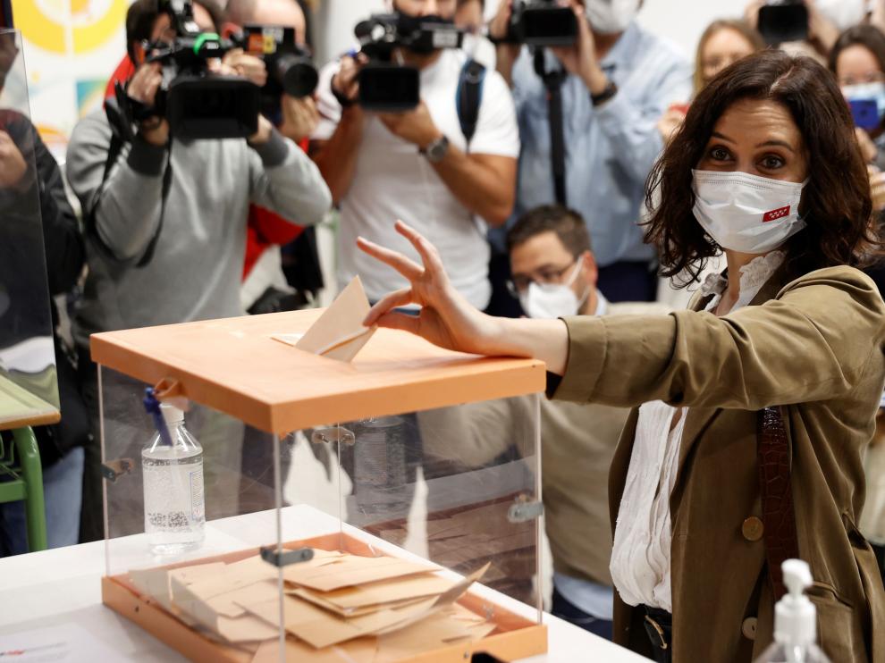 Isabel Ayuso votando
