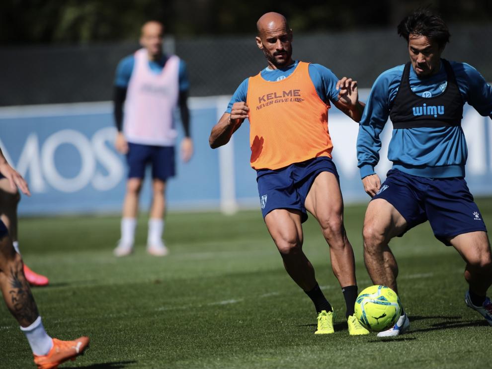 Mikel Rico y Shinji Okazaki luchan por la pelota en el entrenamiento de este martes.