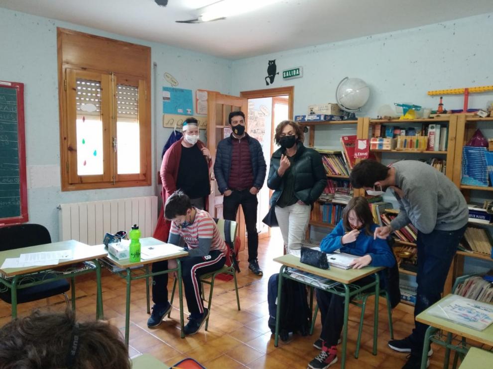 La concejala de Educación, la directora provincial y el alcalde de la localidad durante su visita al centro