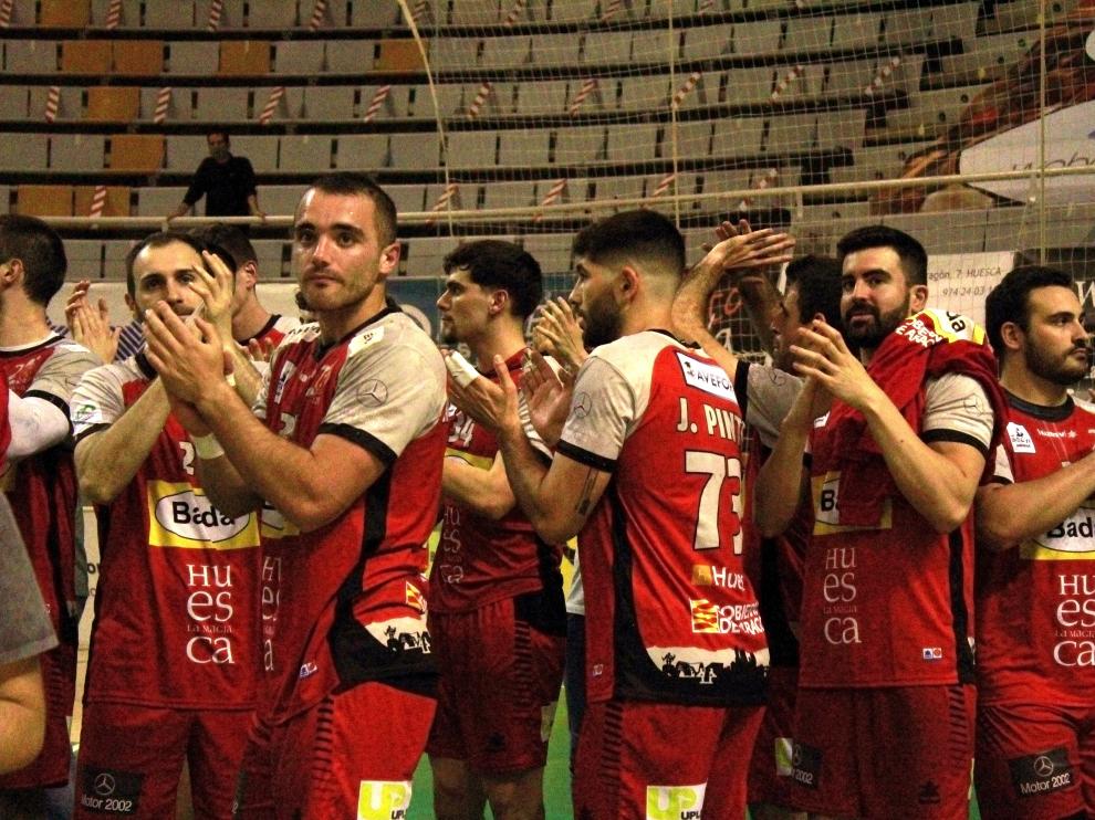 Los jugadores del Bada celebran la victoria ante el Cangas.