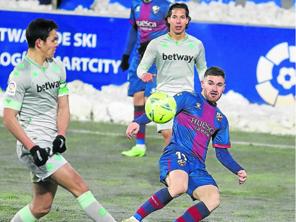 Javi Galán es uno de los quince futbolistas que tienen contrato con el Huesca para la próxima temporada.