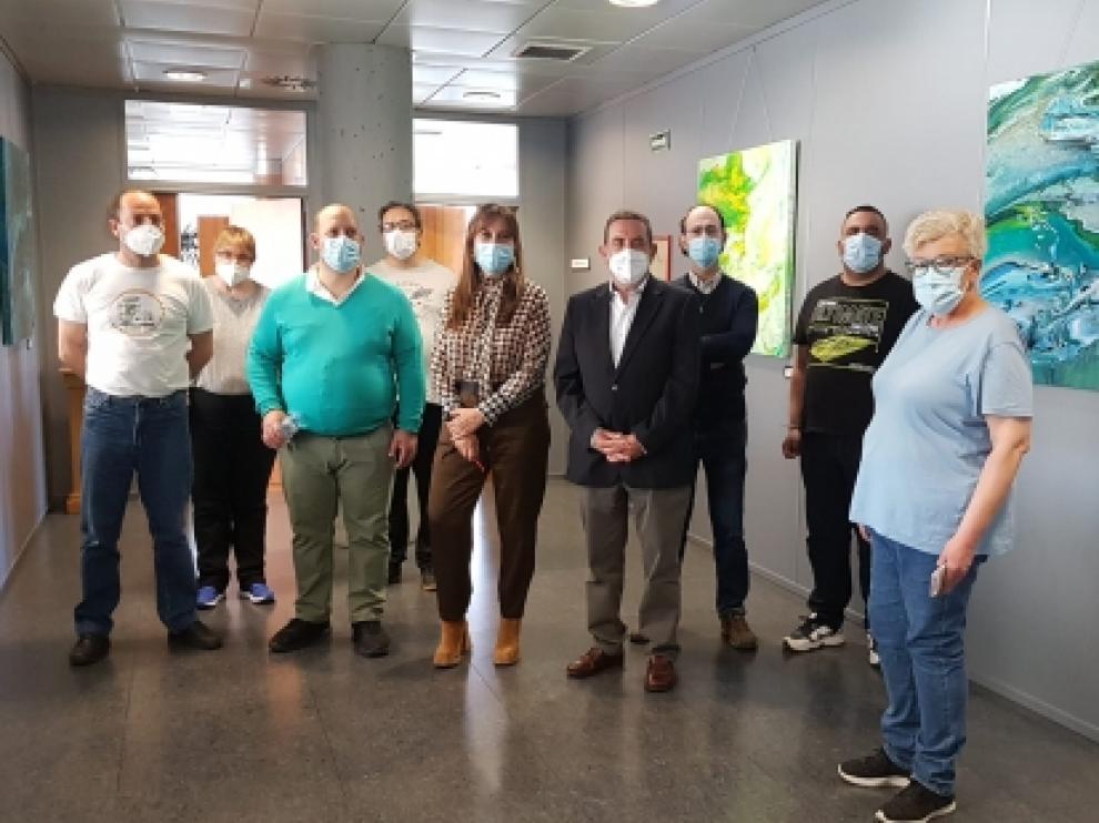 La consejera de Sanidad, Sira Repollés, junto al presidente de la Fundación Rey Ardid, Alfonso Vicente, y los usuarios del Espacio Visiones.