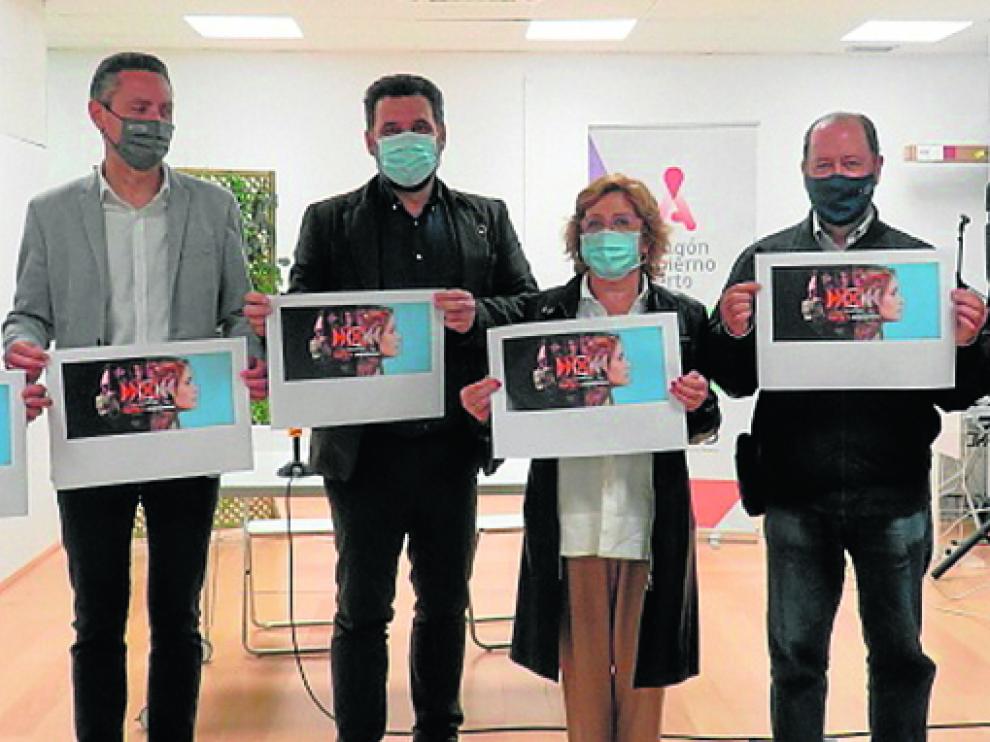 La consejera María Victoria Broto, arropada por el Tercer Sector, pide que se marque la X solidaria.