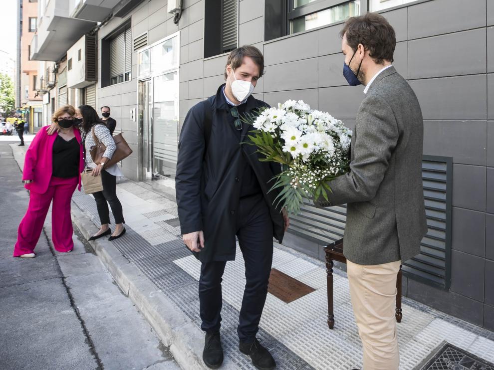 Manuel y Borja Giménez Larraz, en el acto de descubrimiento de una placa ayer en Zaragoza.