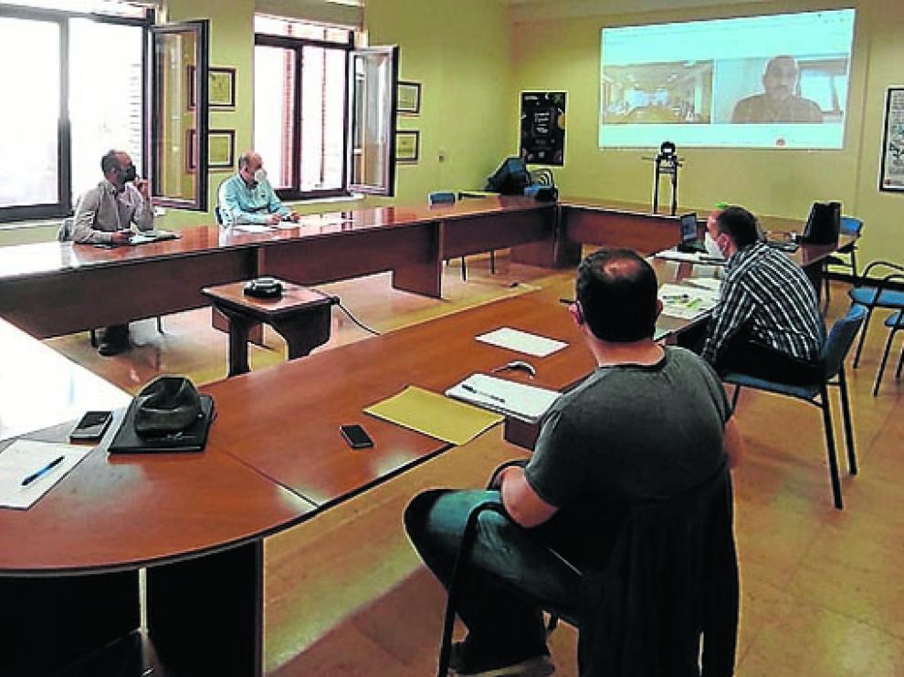 Participantes en la reunión de la Mesa de la Madera.