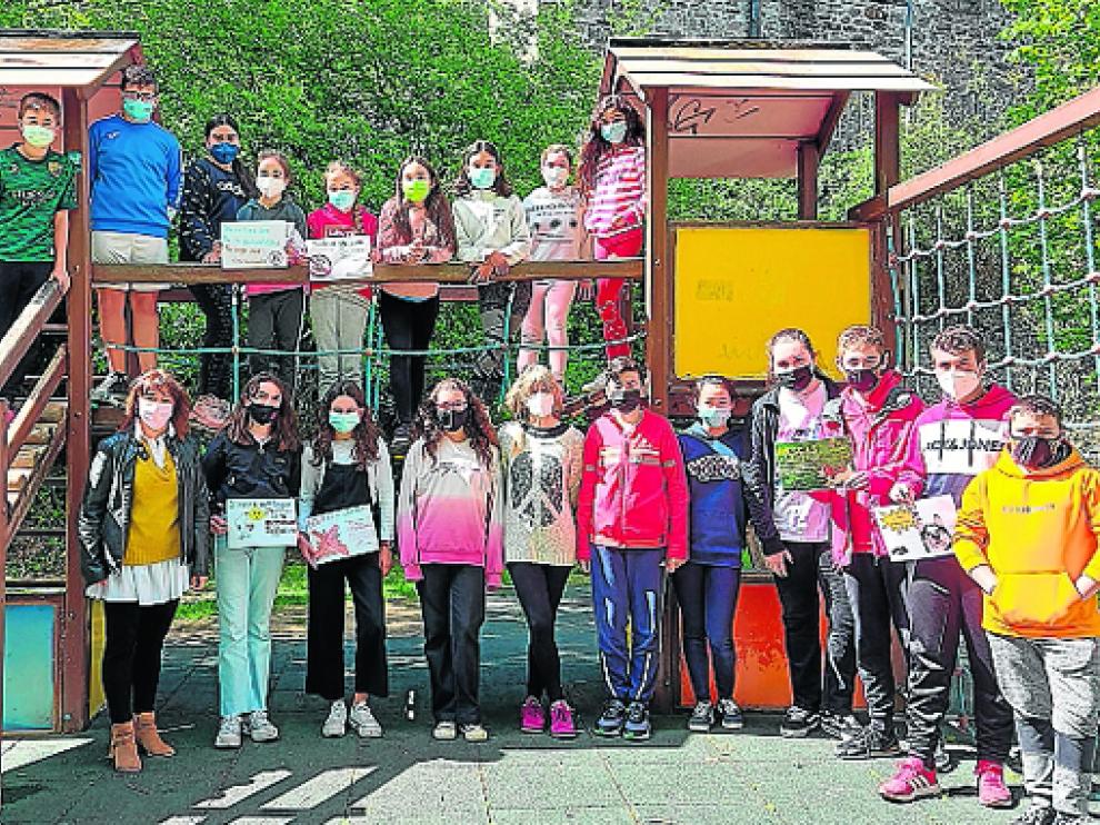 Alumnos del Consejo que han participado en la campaña, junto a la alcaldesa y la directora del colegio.