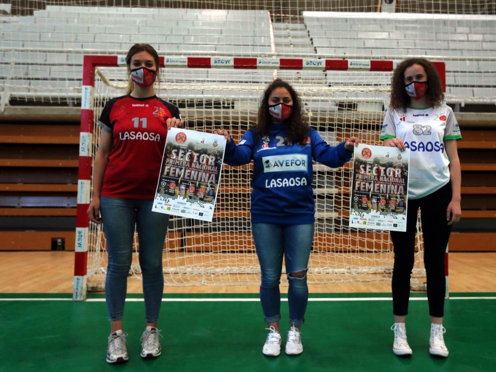 Precup, Tavares y Ubico, con el cartel del sector en el Palacio