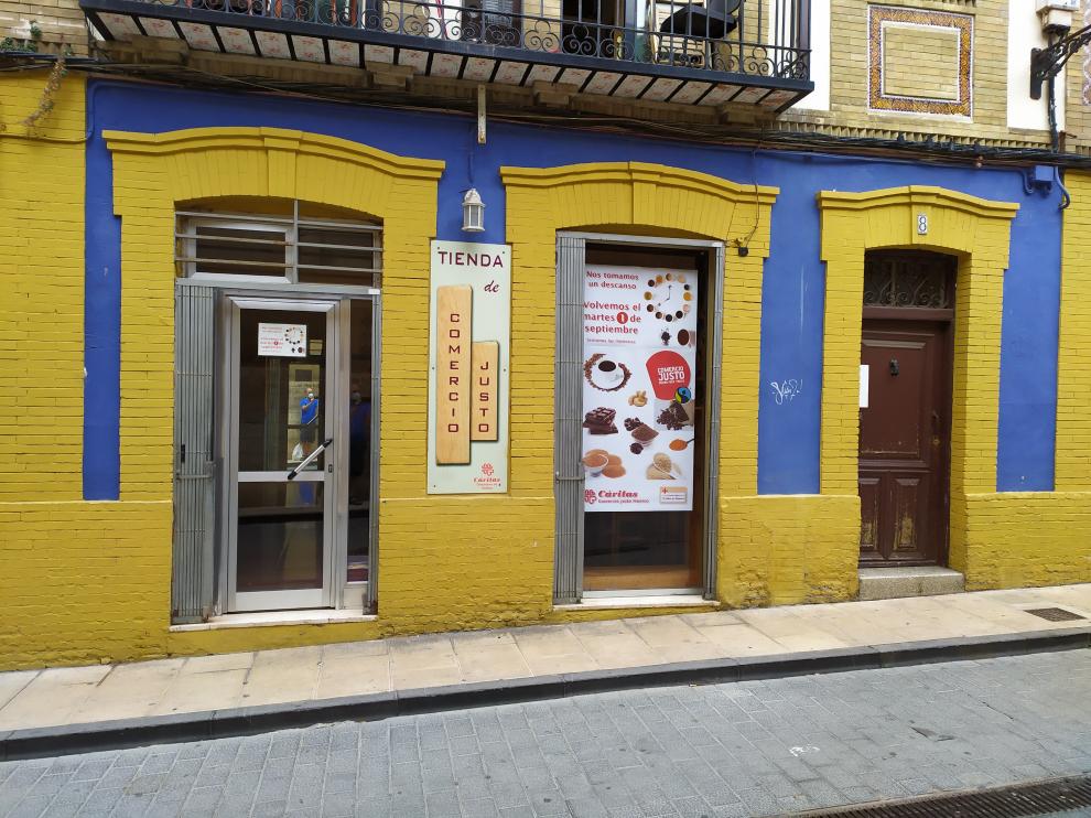 Fachada de la tienda de Comercio Justo de Cáritas Huesca.
