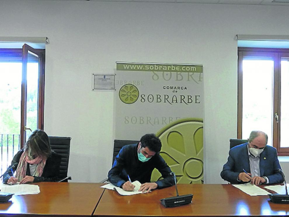 Firma del convenio entre Cámara de Comercio de Huesca, Comarca de Sobrarbe y Asociación Empresarial de Sobrarbe.