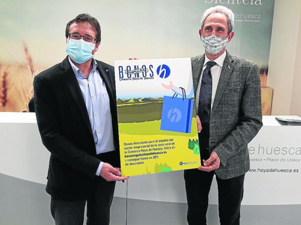Jesús Alfaro y Salvador Cored muestran el cartel de los Bonos Impulsa de La Hoya.