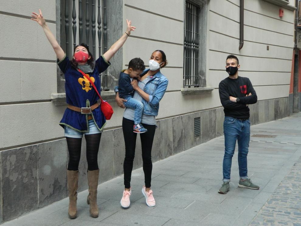 Una de las pocas personas que se ha vestido de época, celebrando la jornada en la calle.