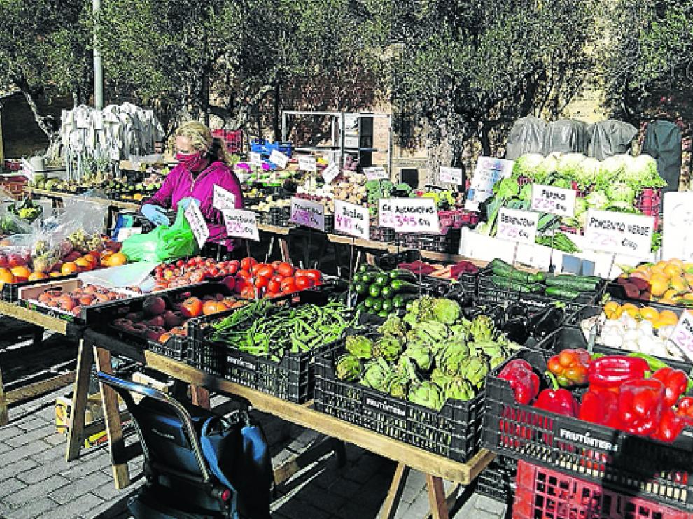 El mercado de frutas y de hortalizas en la plaza de San Francisco regresa hoy a la plaza del Mercado de Barbastro.