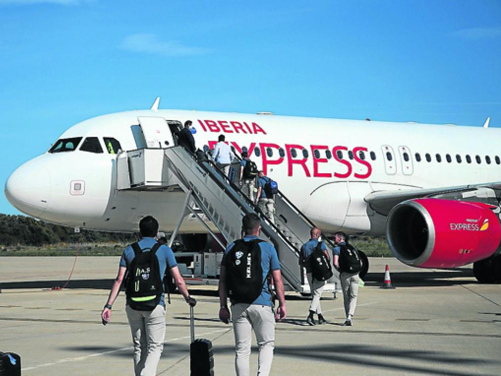 La expedición del Huesca viajó ayer a Cádiz vía aérea desde el aeropuerto Huesca-Pirineos.