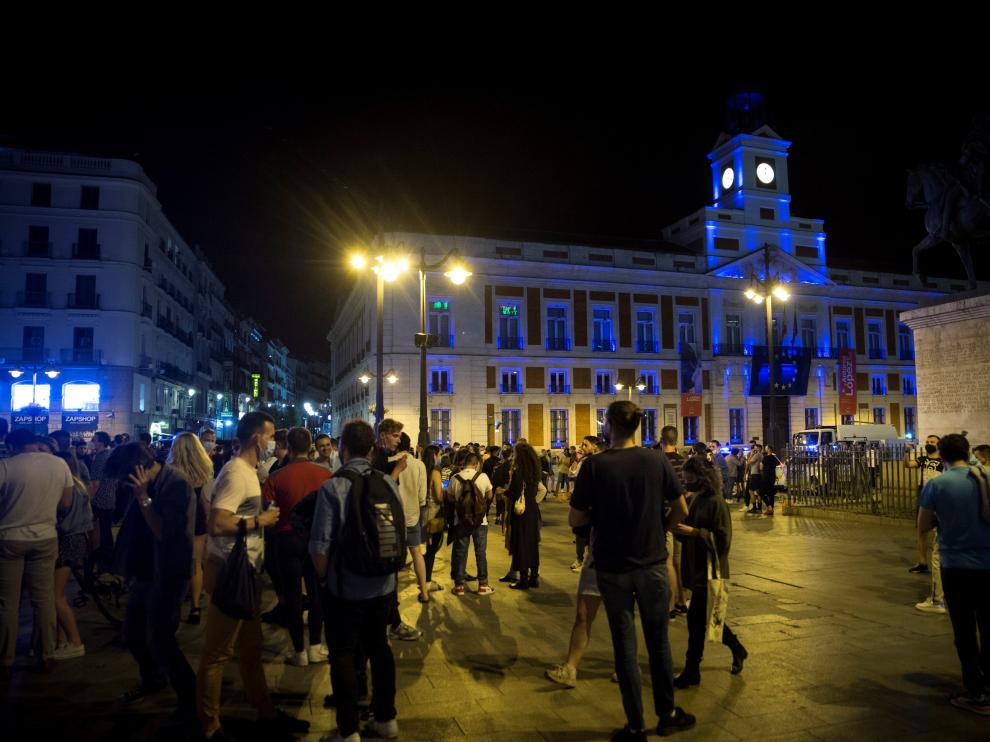 Madrid, 08/05/2021. Ambiente en la Puerta del Sol de Madrid tras el fin del estado de alarma. EFE/Luca Piergiovanni. TOQUE DE QUEDA / FIN ESTADO DE ALARMA