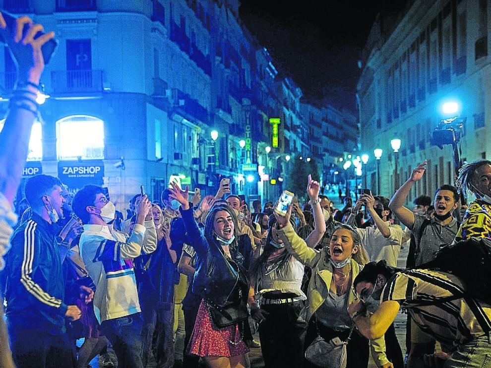Ambiente la madrugada de ayer en la Puerta del Sol de Madrid tras decaer el estado de alarma.