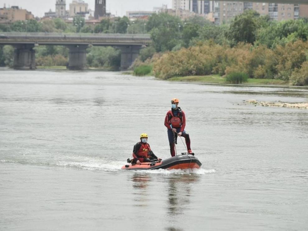Bomberos de Zaragoza buscan al niño desaparecido en el río Ebro