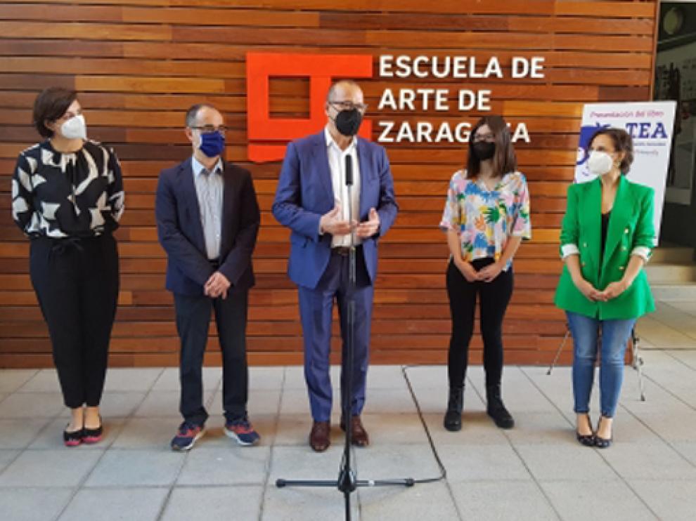 El consejero de Educación Felipe Faci presenta el libro TEA en la Escuela de Arte de Zaragoza