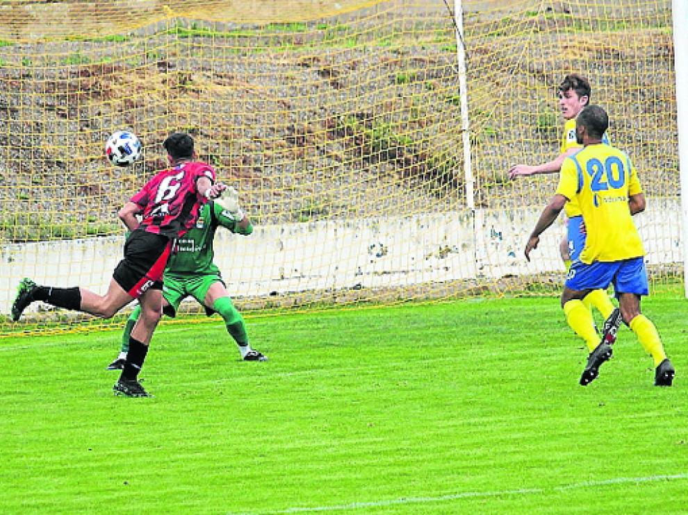 Imagen del tanto con el que Eric Vales, que se estrenó como goleador arlequinado, puso el empate.