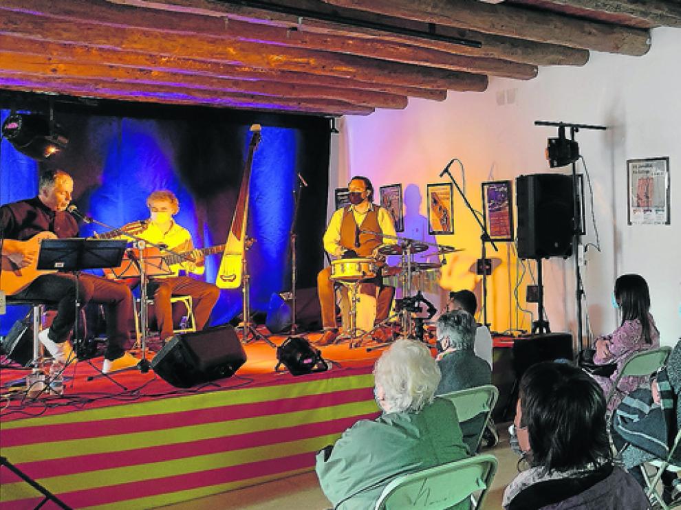 Jota Escudero tuvo que actuar en el Centro Cultural de Biscarrués.