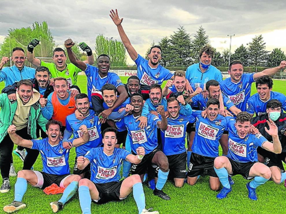 Los jugadores del Binéfar celebraron la clasificación al play off sobre el césped de Jumaya.