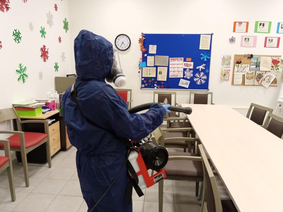 Los operarios de Emprey se encargan de la limpieza de instalaciones con todas las garantías.