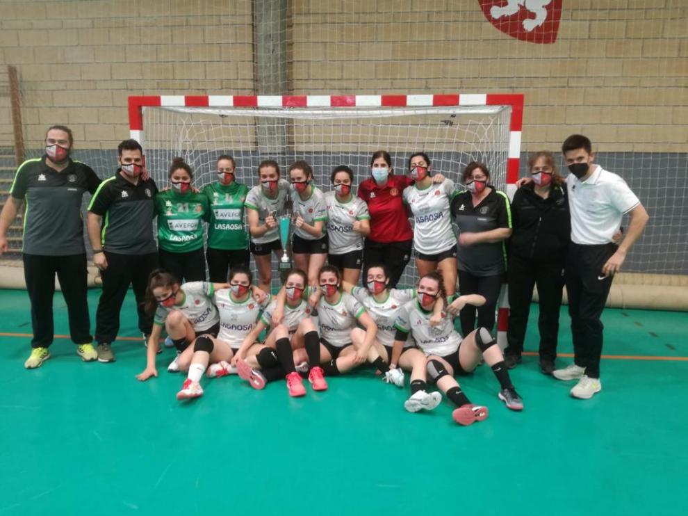 El Lasaosa BM. Huesca, con el trofeo de subcampeón