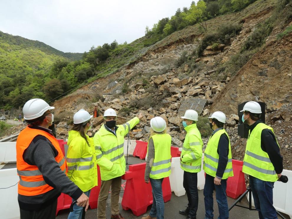 La caída de roca afecta a las obras en este tramo.