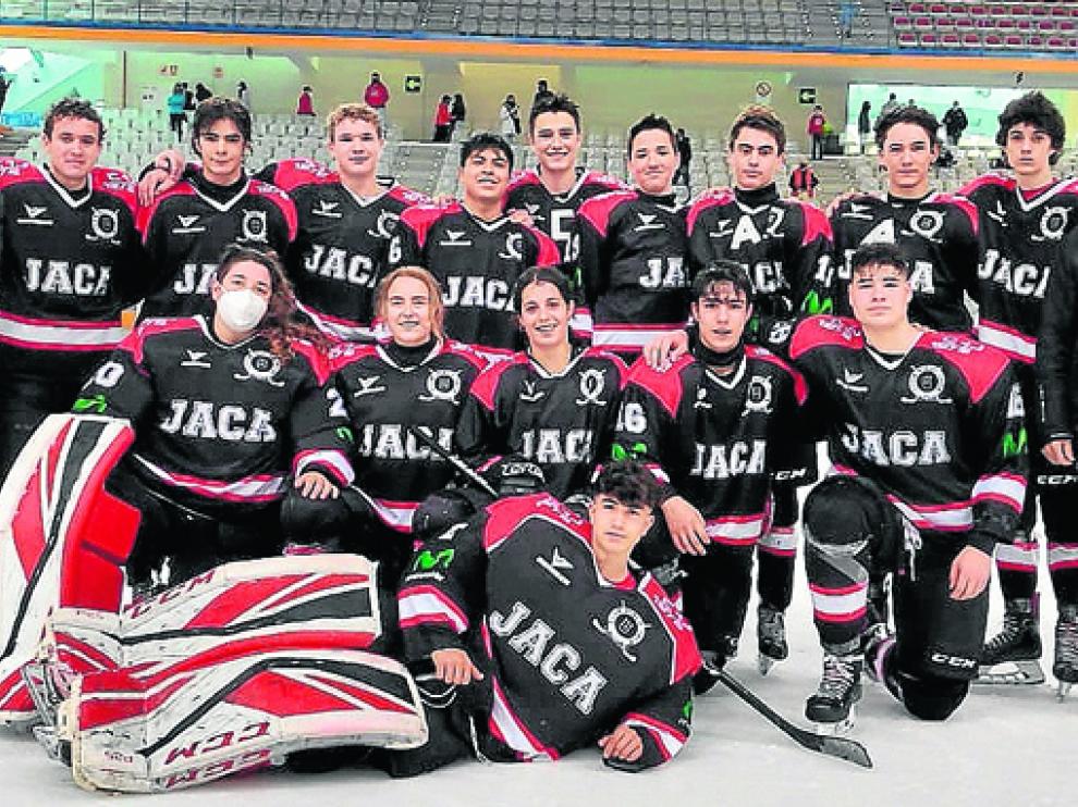 El equipo Sub 18 del CH Jaca, tras clasificarse para las semifinales de la Liga.