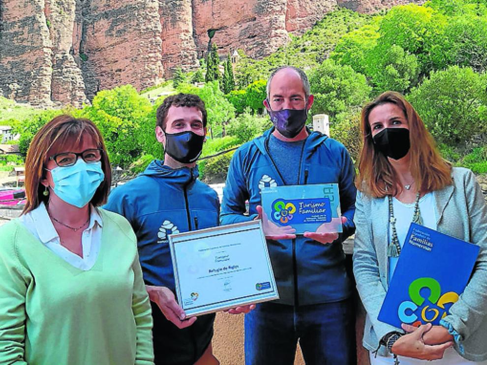 Entrega del Sello de Turismo Familiar a los guardas del Refugio de Riglos.