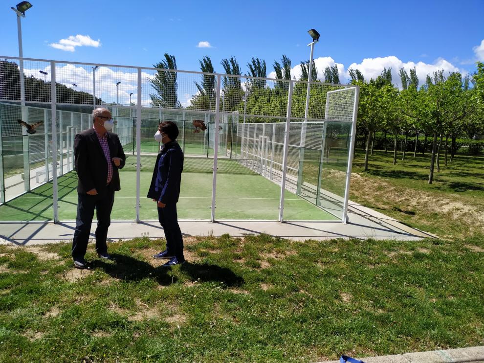 José María Romance y Abel Pardo, junto a las pistas y el terreno donde van a ir ubicadas las nuevas.